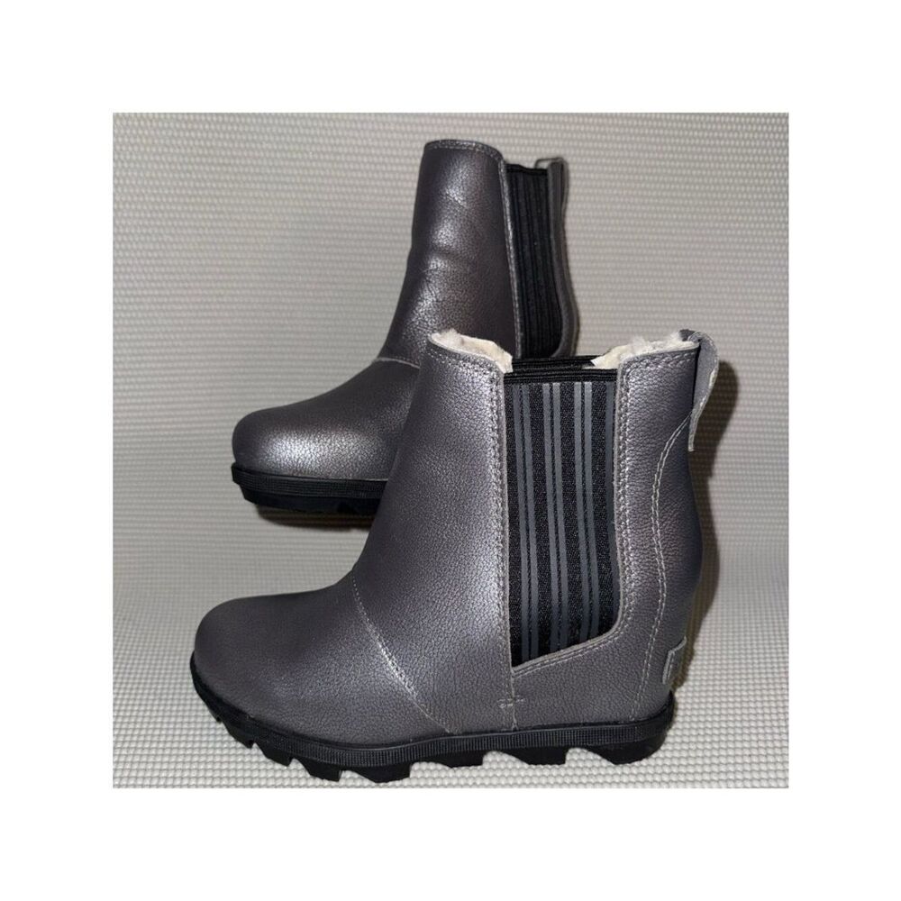 Sorel Joan of Arctic Wedge III Chelsea Silver Ankle Hidden Wedge Boots Size 6.5